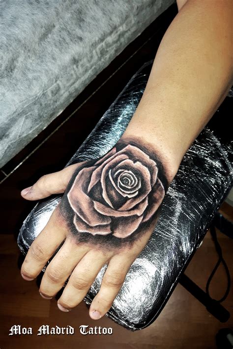 rosa en la mano tatto